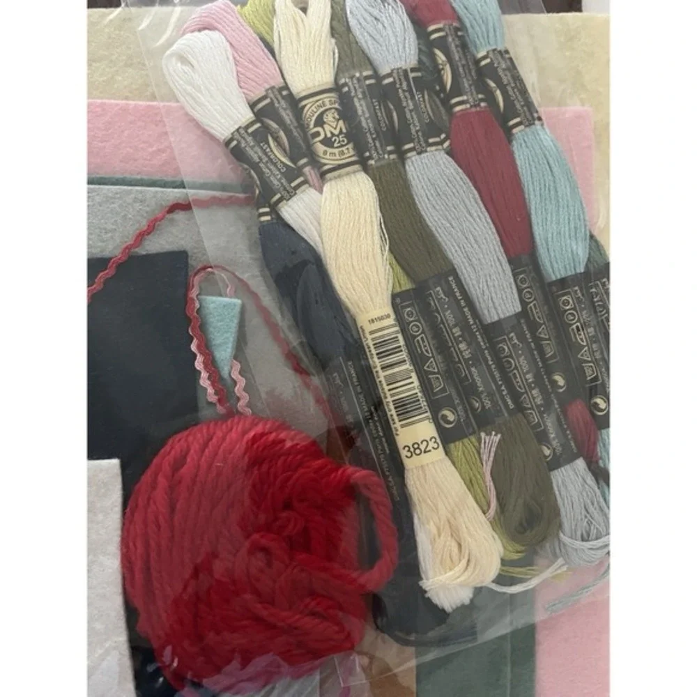 Posie Rosy Little Things Ice Skating Felt Ornament Craft Kit NEW Holiday Xmas‎